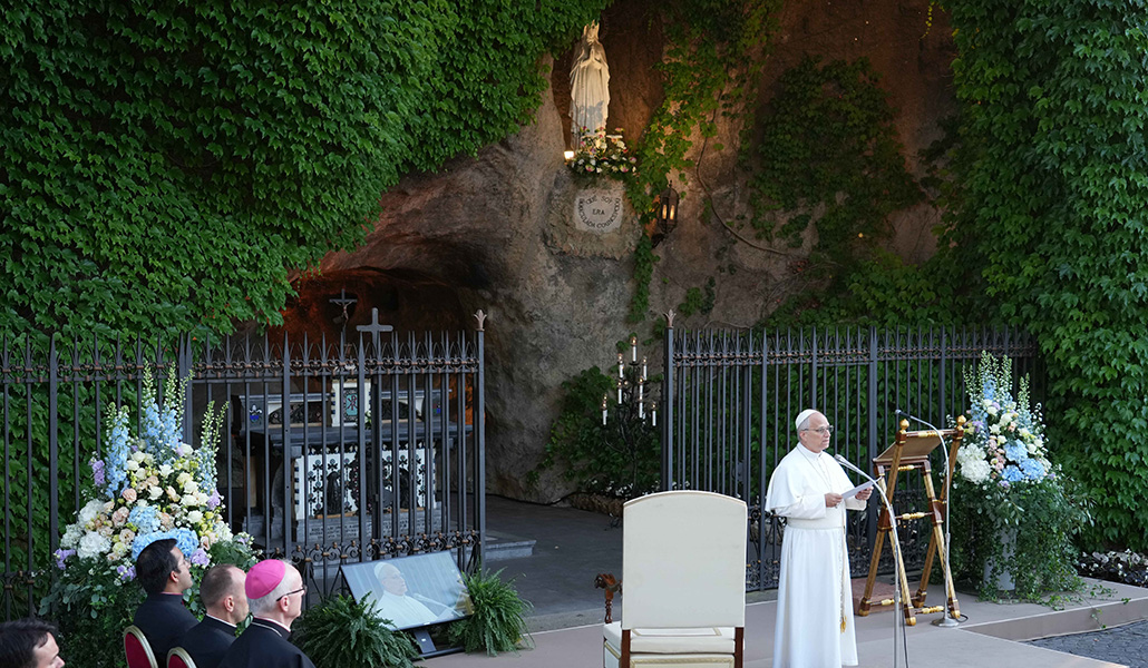 El Papa León XIV pronuncia su discurso tras rezar el rosario en la Gruta de Lourdes, en los Jardines Vaticanos, el 30 de mayo de 2026.