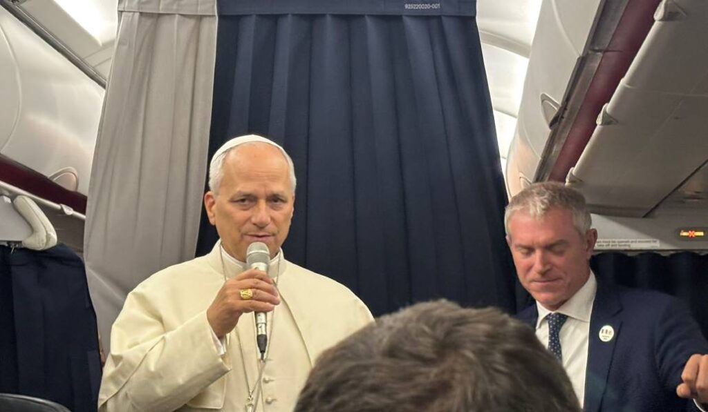 El Papa responde a bordo del avión de Air France. Foto: Eva Fernández.