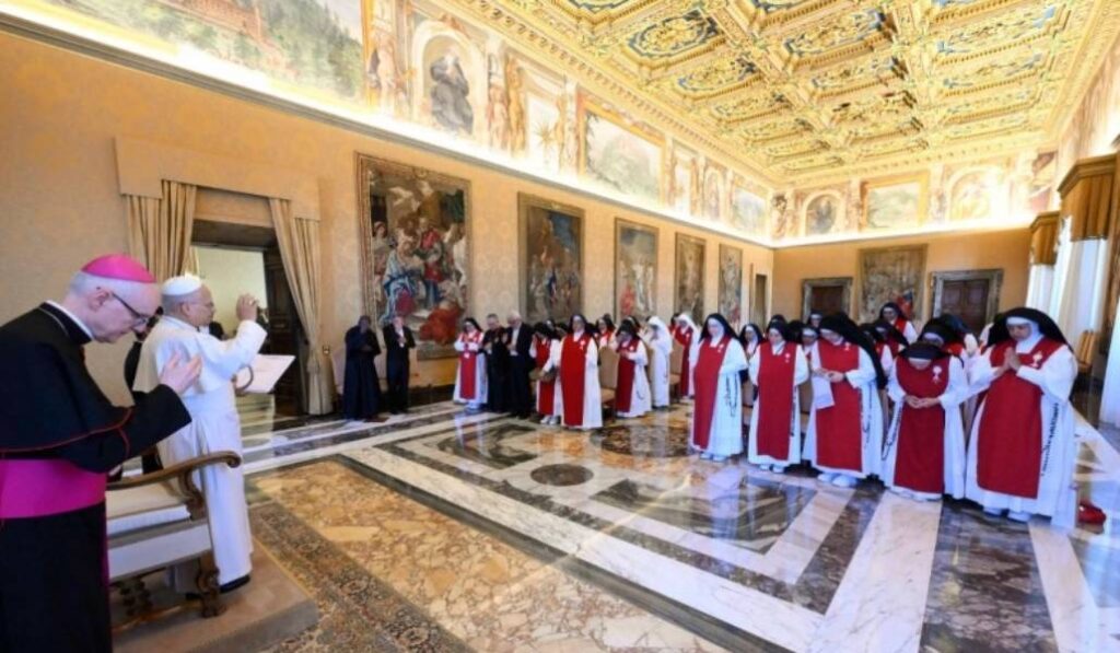 El Pontífice imparte su bendición a las adoratrices. Foto: Vatican Media.