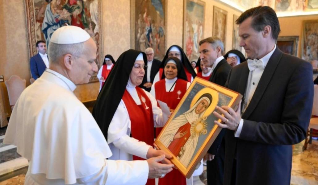 Las religiosas han entregado al Santo Padre un icono de su fundadora. Foto: Vatican Media.