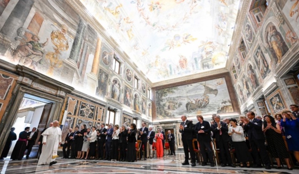 El Papa entra al encuentro con la Pontificia Academia de las Ciencias. Foto: Vatican Media.