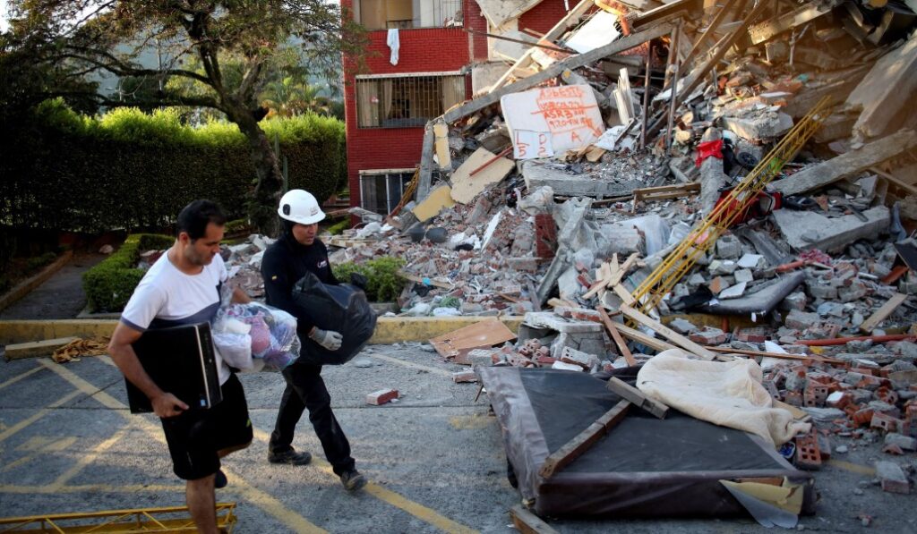 Escombros en Pereira el 11 de agosto. Foto: OSV News / Reuters / Juan David Duque.