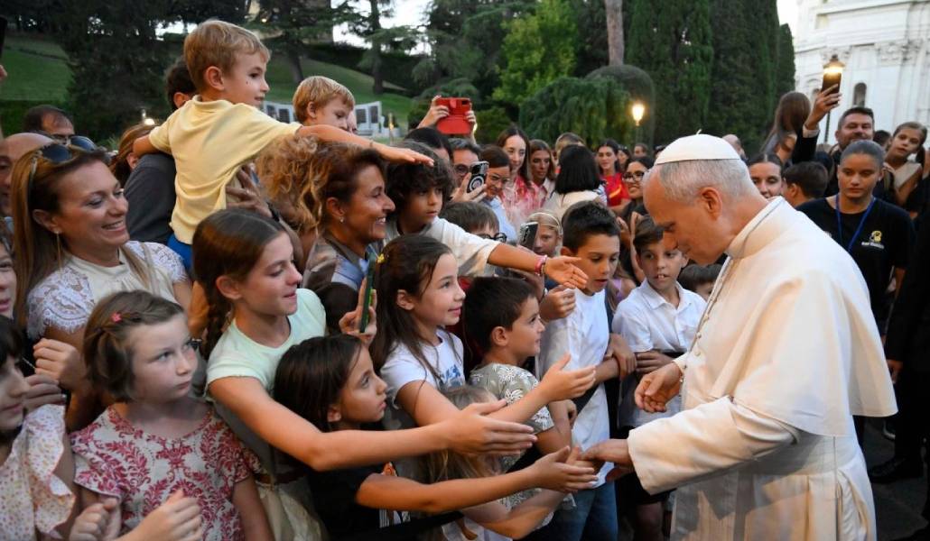 El Papa saluda a los niños reunidos en la fiesta. Foto: Vatican Media.