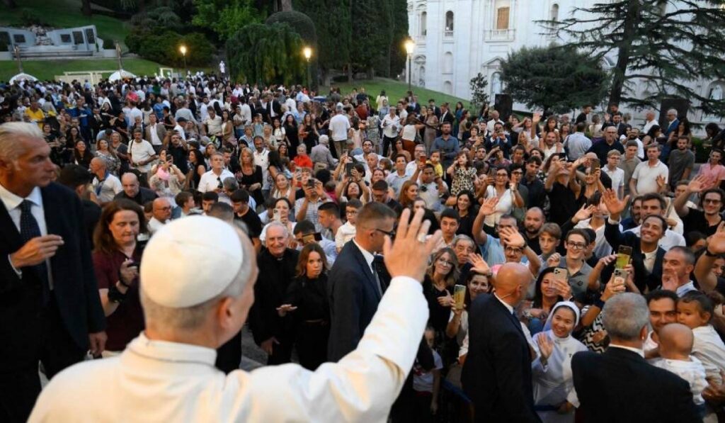 Saludo del Santo Padre a los presentes. Foto: Vatican Media.