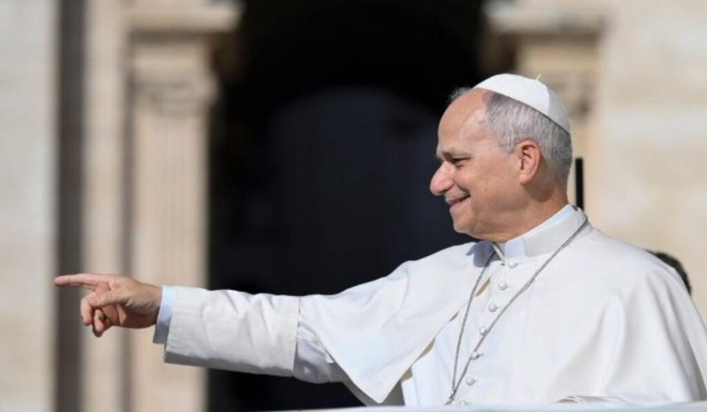 El Papa en su recorrido entre los fieles. Foto. Vatican News.