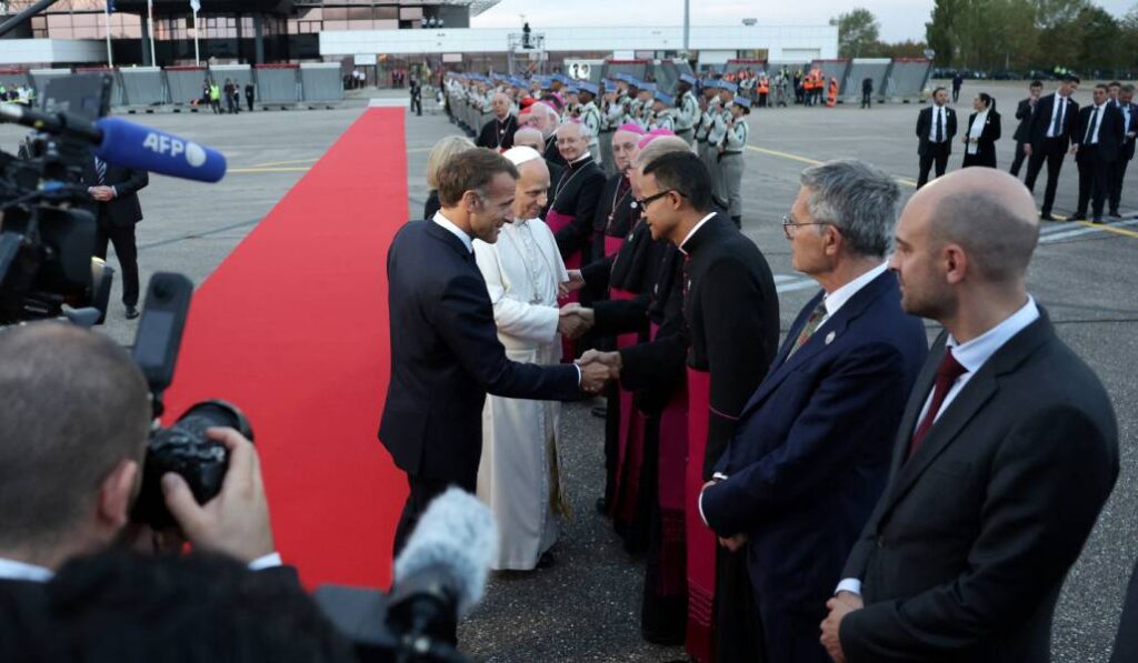 León XIV, acompañado de Macron, se despide de Francia. Foto: OSV News / Reuters / Romeo Boetzle.