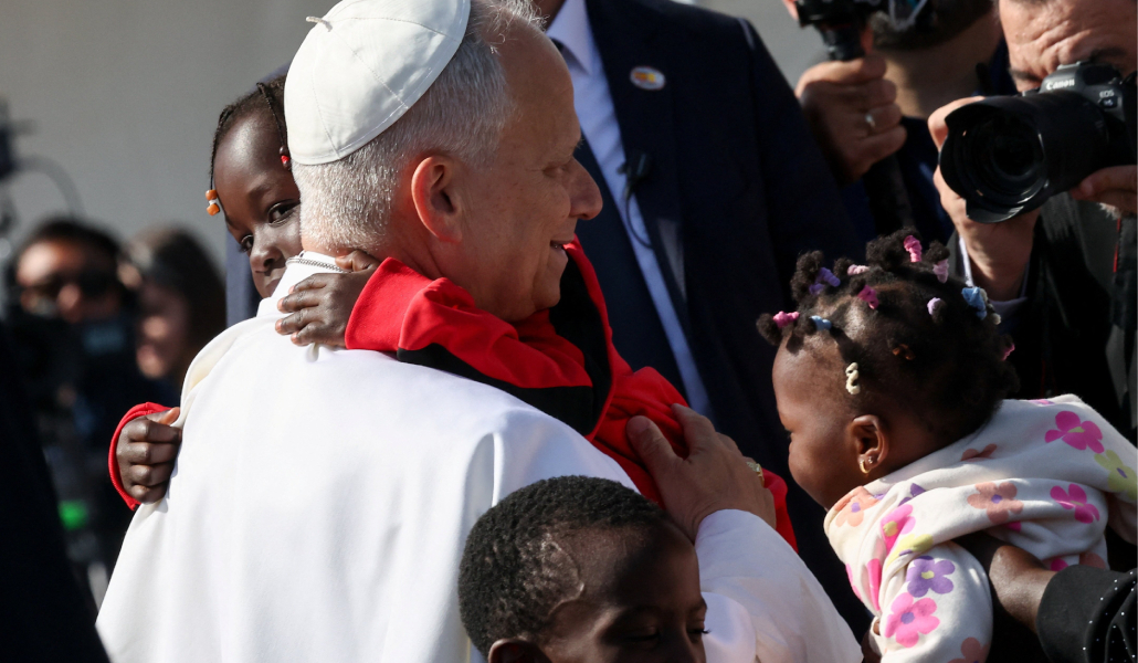 El Papa con una menor migrante en el centro Las Raíces, de Tenerife.