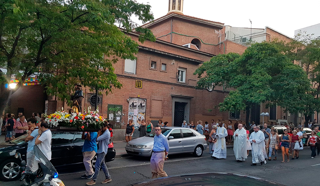 Una de las procesiones por el barrio que organiza la parroquia.
