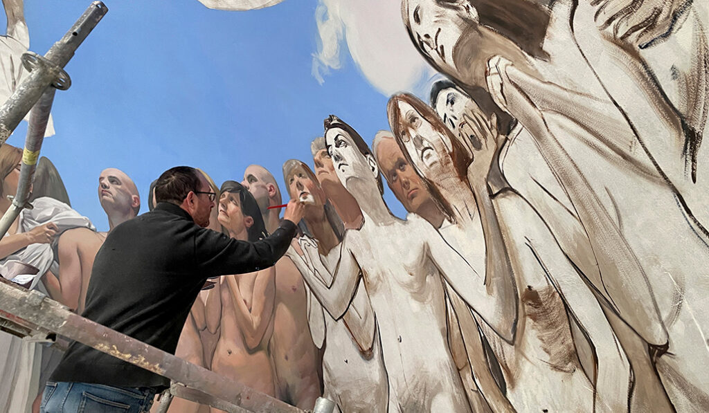 Andrés G. Ibáñez durante el proceso de creación en una de las cúpulas.