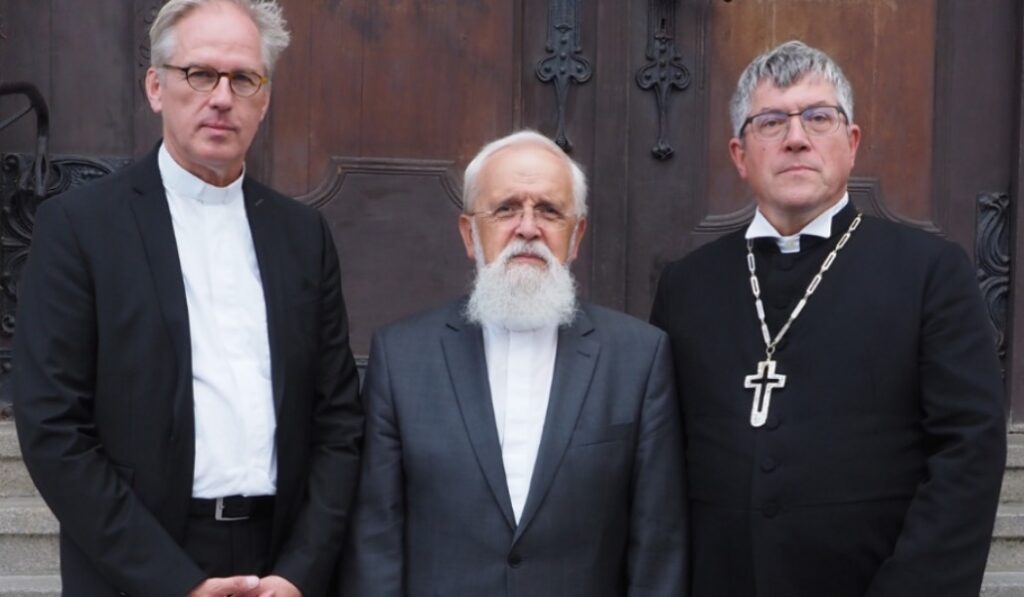 Feige, en el medio de los dos obispos evangélicos con los que firma el comunicado. Foto: Diócesis de Magdeburgo.