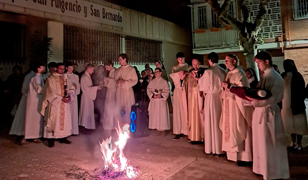 El fuego que inicia la vigilia pascual.