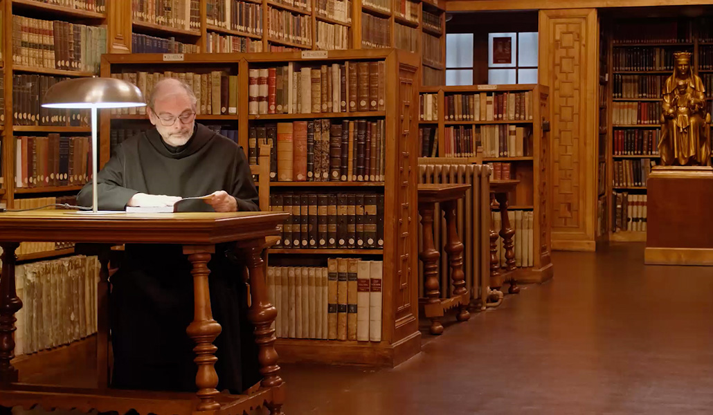 Uno de los monjes de la abadía durante el tiempo de lectura y estudio.