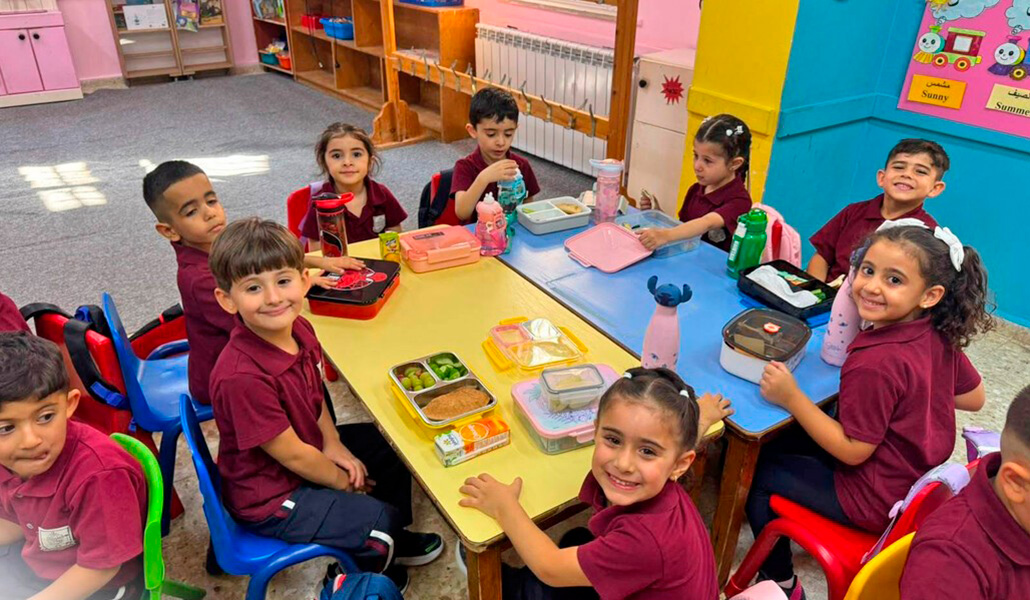 Se estima que la medida de Israel puede afectar a unos 8.500 alumnos.
