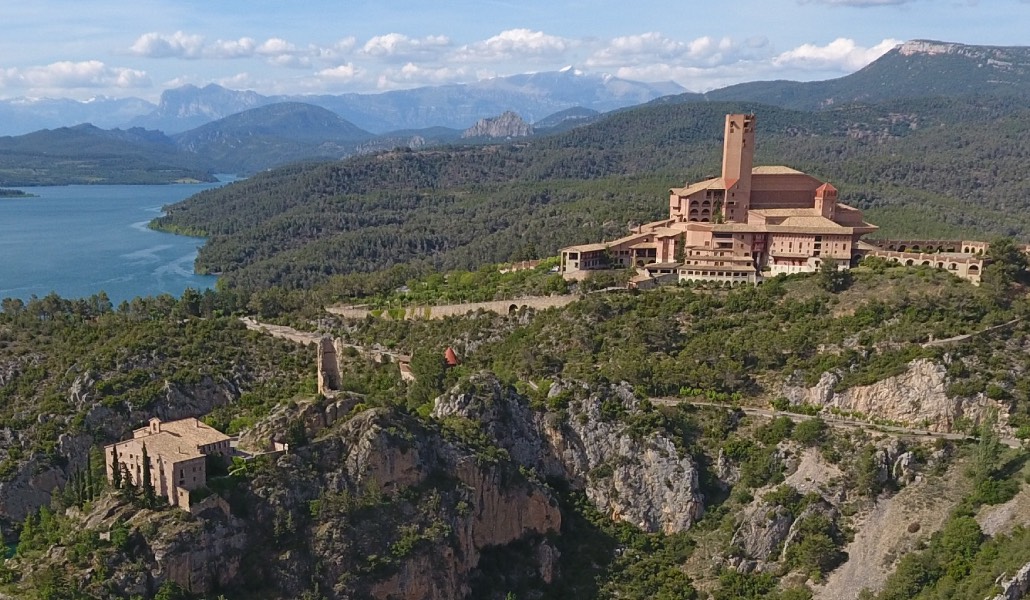 El recinto de Torreciudad, con la ermita en primer plano y el santuario detrás. Foto: Opus Dei.