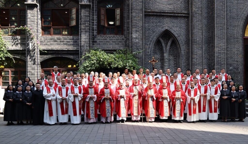 Foto de familia de los asistentes a la celebración. Foto: Xinde.