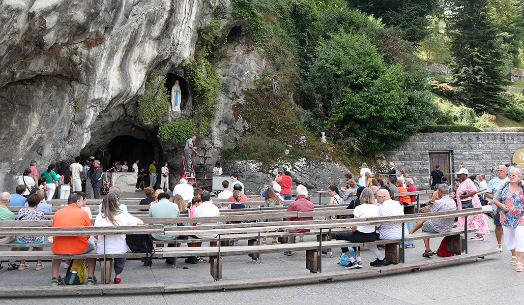 La Gruta de Lourdes, donde los enfermos buscan el consuelo de María, en vísperas del viaje papal.