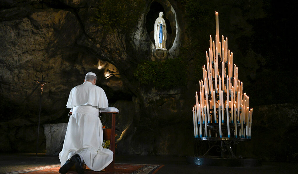 Nada más llegar a Lourdes en la tarde del sábado, rezando en la gruta.
