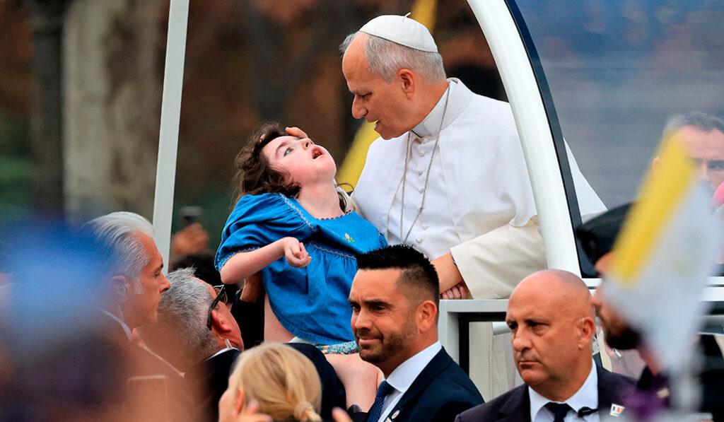 El Papa bendice a la pequeña Marie-Garance Noel el sábado en París.