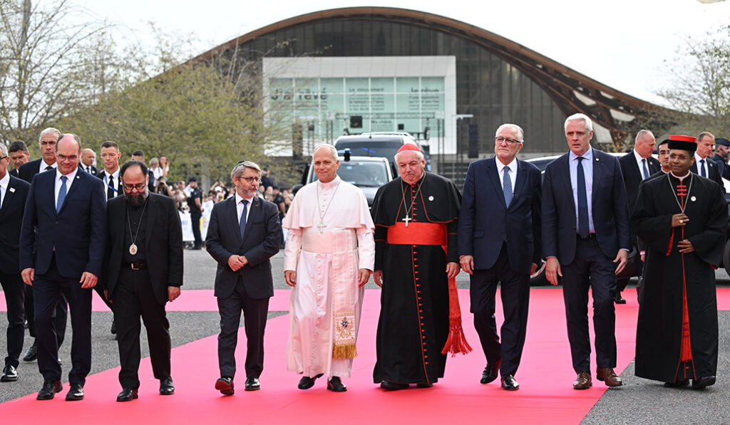 Con líderes religiosos a su llegada al Centro de Congresos Robert Schuman, de Metz, el lunes.