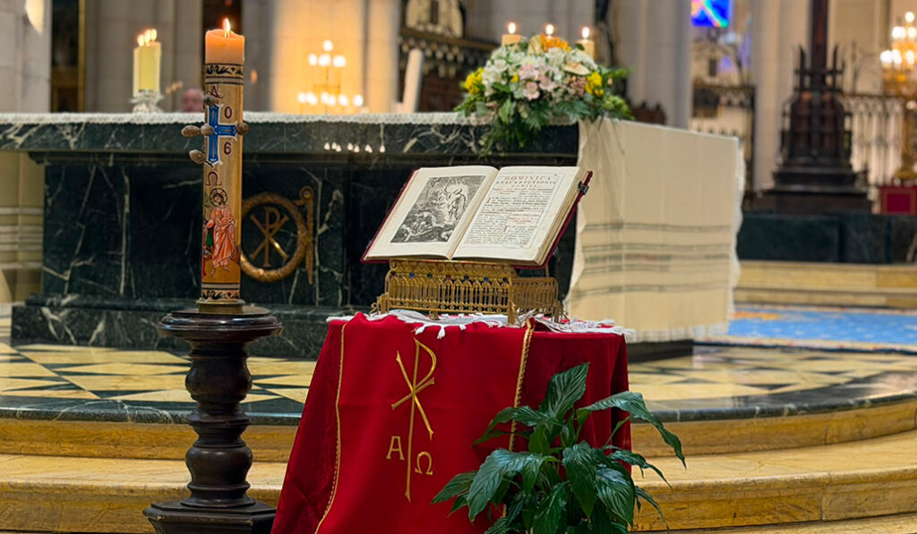 La Biblia estuvo entronizada durante la celebración.