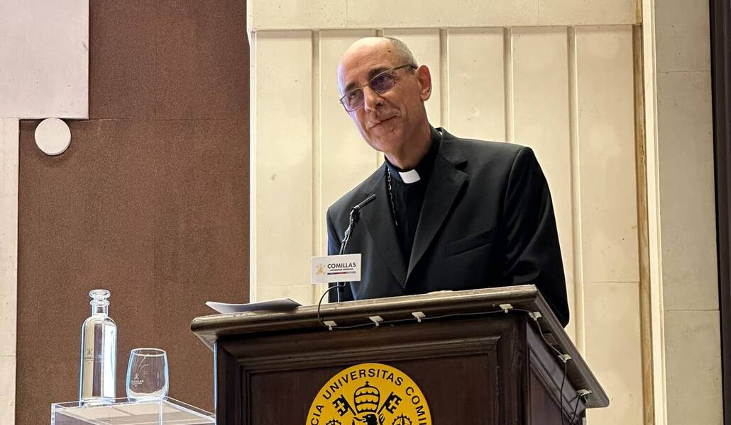 El cardenal Fernández durante la ponencia. Foto: J.R.F.