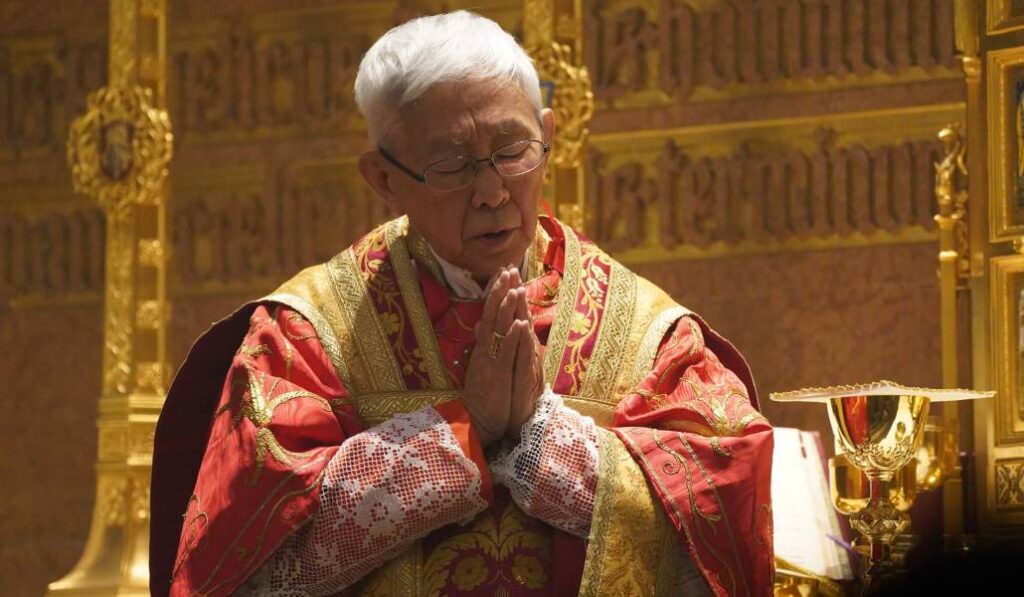 El cardenal Zen en oración. Foto: CNS.