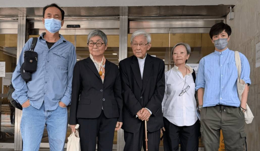 El cardenal Zen junto a los otros acusados por las autoridades. Foto: Asia News.