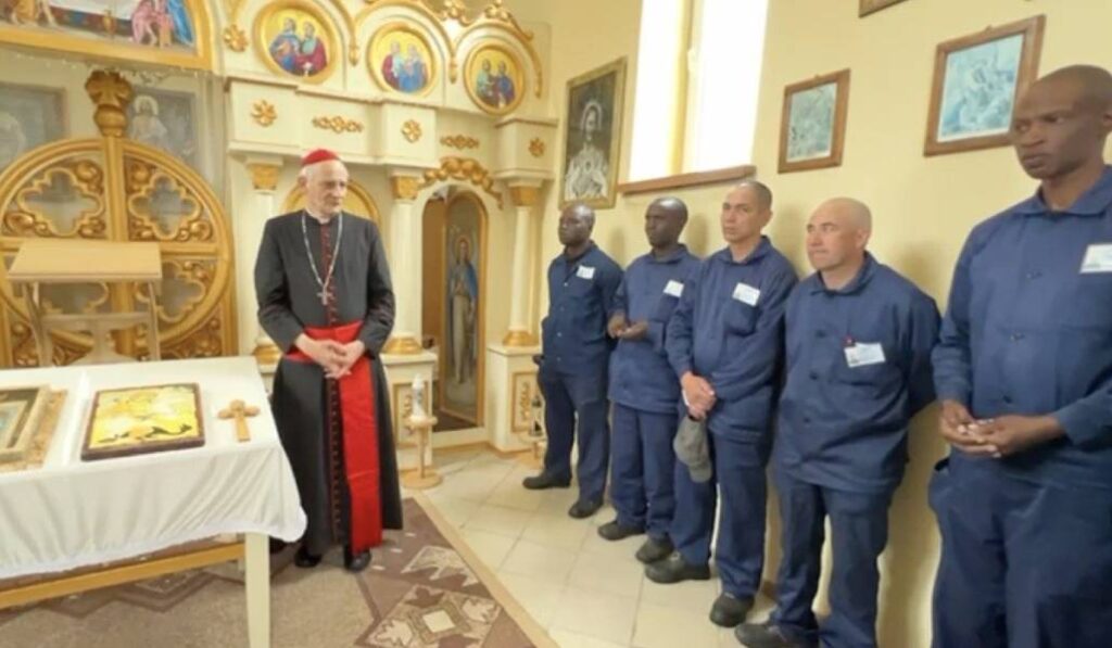 Zuppi en Ucrania con presos del ejército ruso, el pasado mes de julio. Foto: Vatican News.