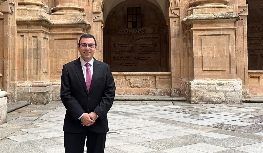 Cádiz, director del título, en la sede de la UPSA. Foto cedida por Juilán Cádiz.