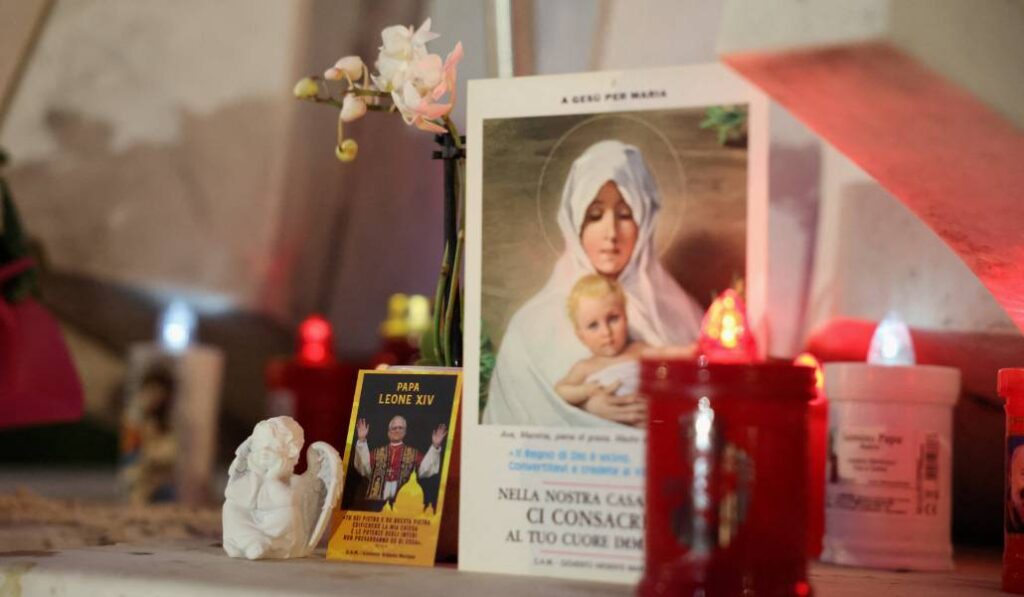 Un pequeño altar colocado a las puertas del hospital Gemelli estos días. Foto. CNS.