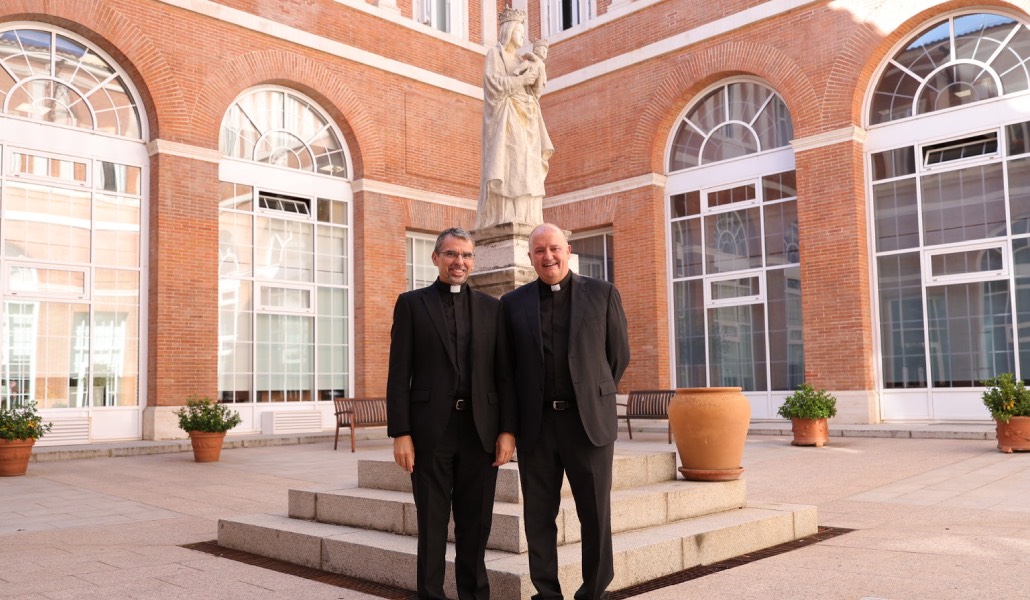 Los obispos auxiliares electos, en el patio de la Curia diocesana. Foto: Jorge Barrantes.