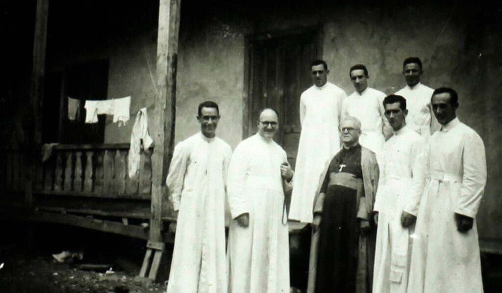 Parte del primer grupo en una escuela que abrieron en Ecuador.