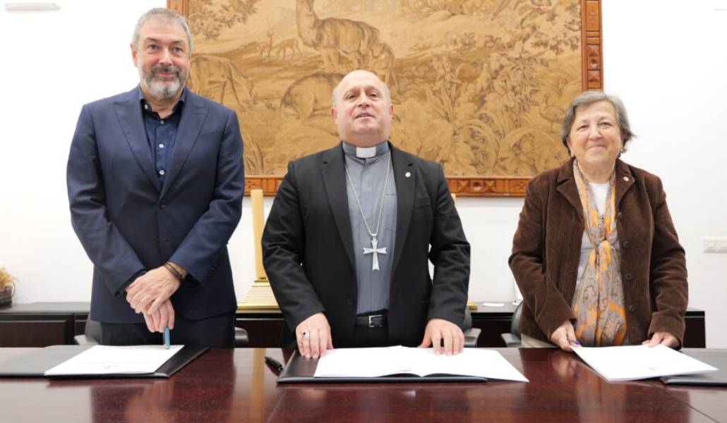 El arzobispo de Santiago con los firmantes del acuerdo. Foto: Cáritas Diocesana de Santiago.