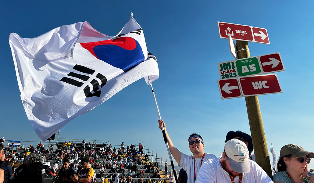 Un joven de Corea del Sur con la bandera de su país en la JMJ de Lisboa.