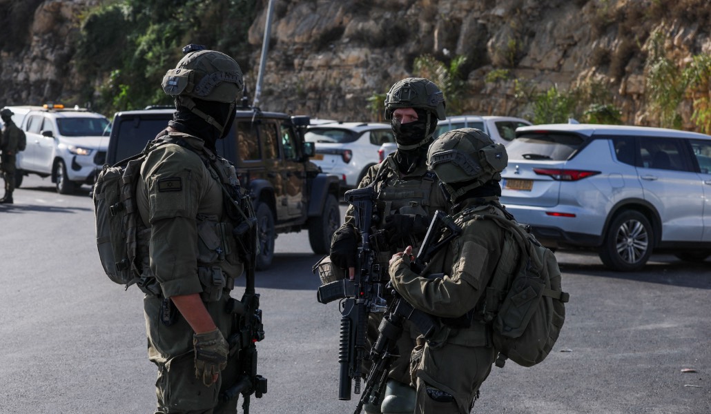 Soldados israelíes cerca del lugar del tiroteo. Foto: Reuters / Ammar Awad.