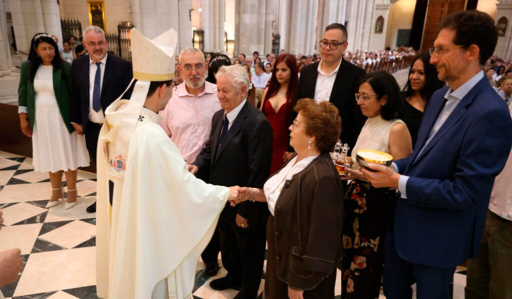 El arzobispo de Madrid en una celebración de bodas de oro y plata en la catedral. Foto: Archimadrid.
