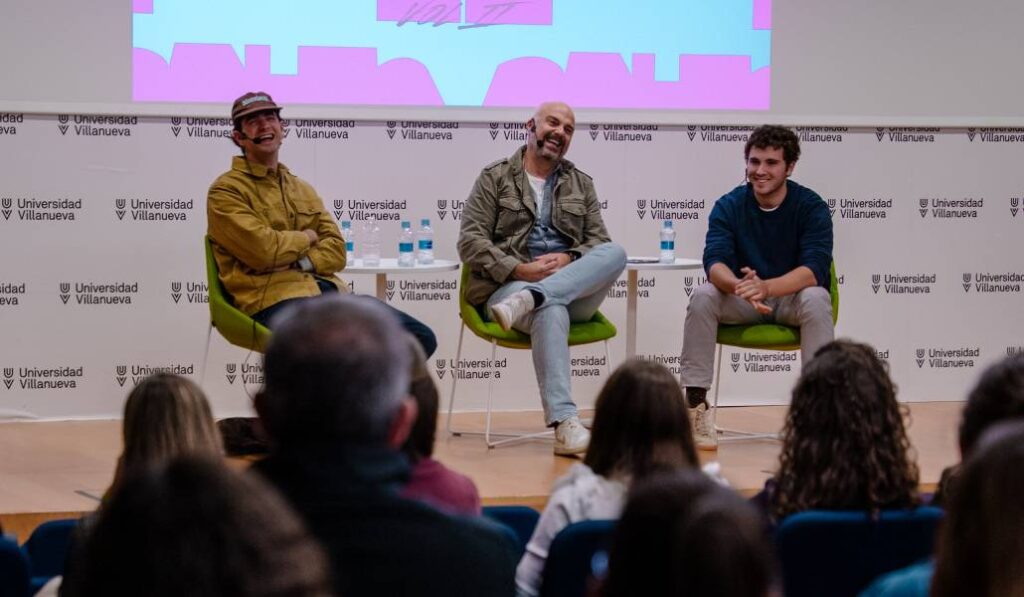 Álvaro de Juana, a la derecha, con Javi Nieves y el cantante Inazio. Foto: Universidad Villanueva.