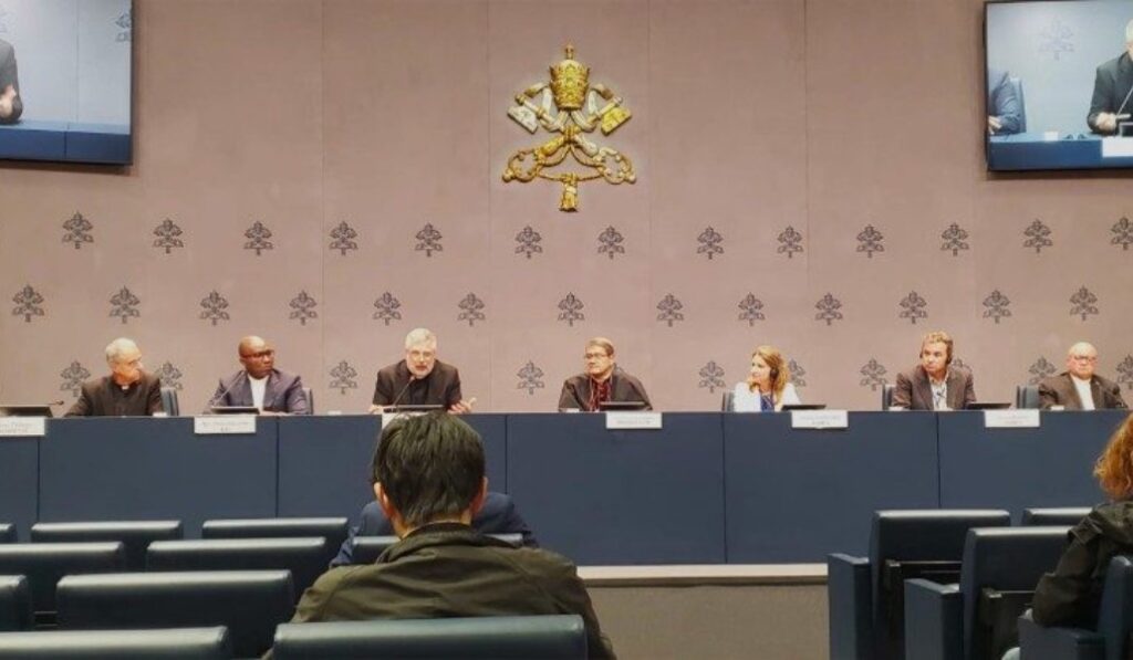 Momento de la comparecencia ante los medios. Foto: Vatican Media.