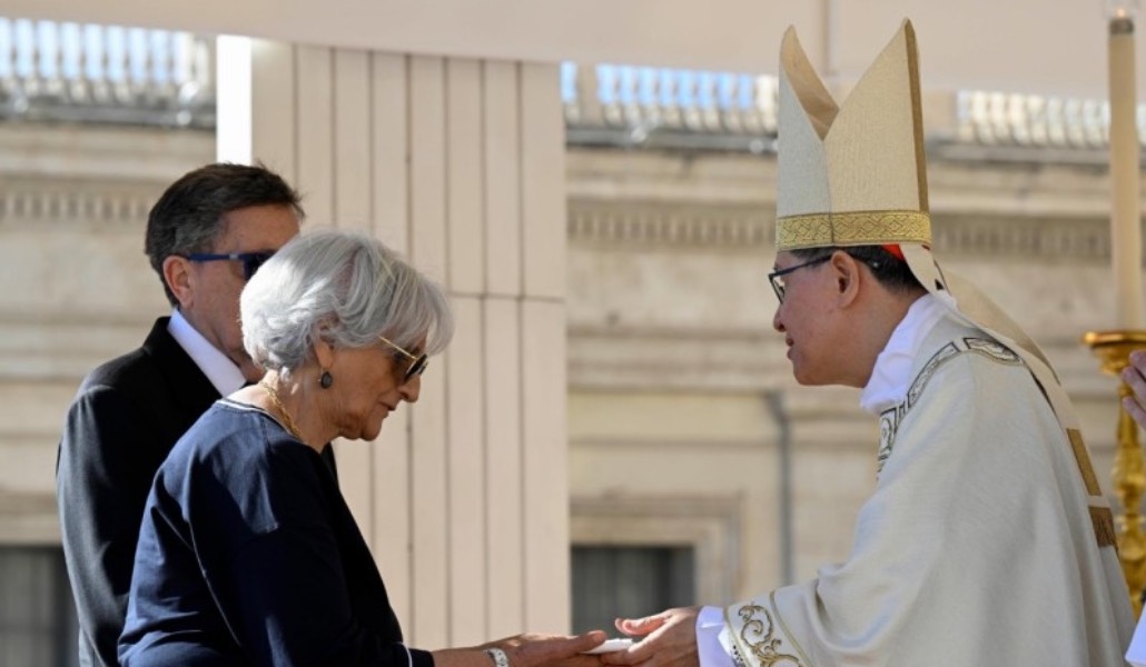 El cardenal Tagle con una familia durante la Misa de clausura del encuentro. Foto: Vatican Media.