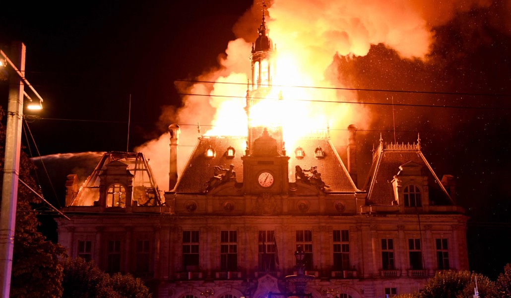 El Ayuntamiento de Limoges, del siglo XIX, en llamas. Foto: AFP / Pascal Lachenaud.