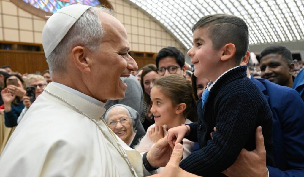 Un momento del encuentro del Papa con los empleados de la Curia la pasada Navidad. Foto: CNS.