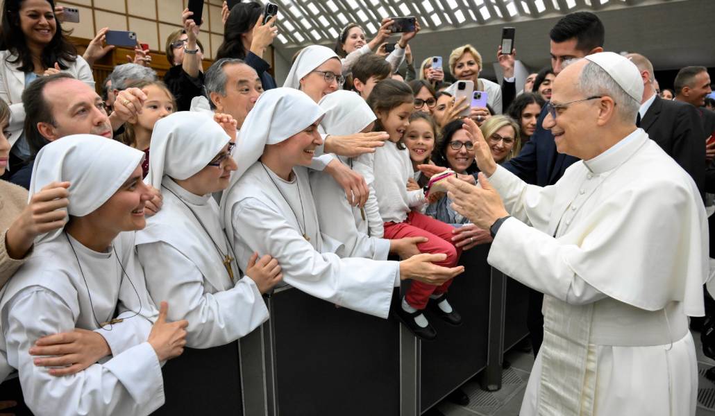 Saludo del papa a los empleados vaticanos en agosto. Foto: CNS.
