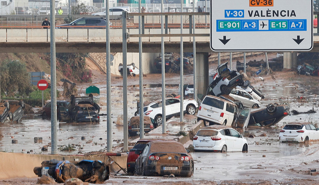 Vehículos dañados en una carretera de Valencia afectada por la DANA, el 31 de octubre de 2024.