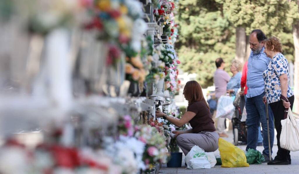 Celebración de los Fieles Difuntos en el cementerio de Córdoba. Foto: Valerio Merino.