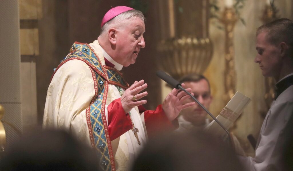 El obispo Rozanski durante la vigilia de la beatificación de Fulton Sheen. 