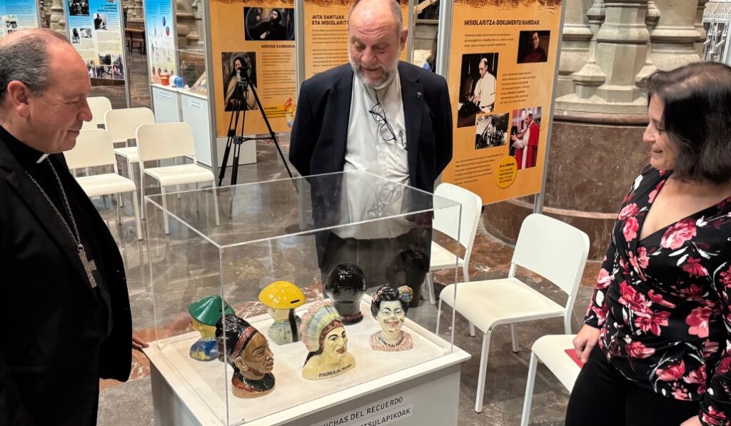 Elizalde, Calderón y la delegada de Misiones de Vitoria en la exposición. Foto: Diócesis de Vitoria.