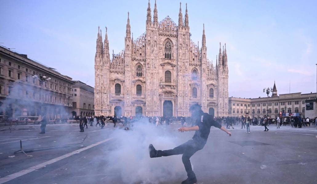 Los disturbios llegaron a la plaza del Duomo. Foto: Reuters.