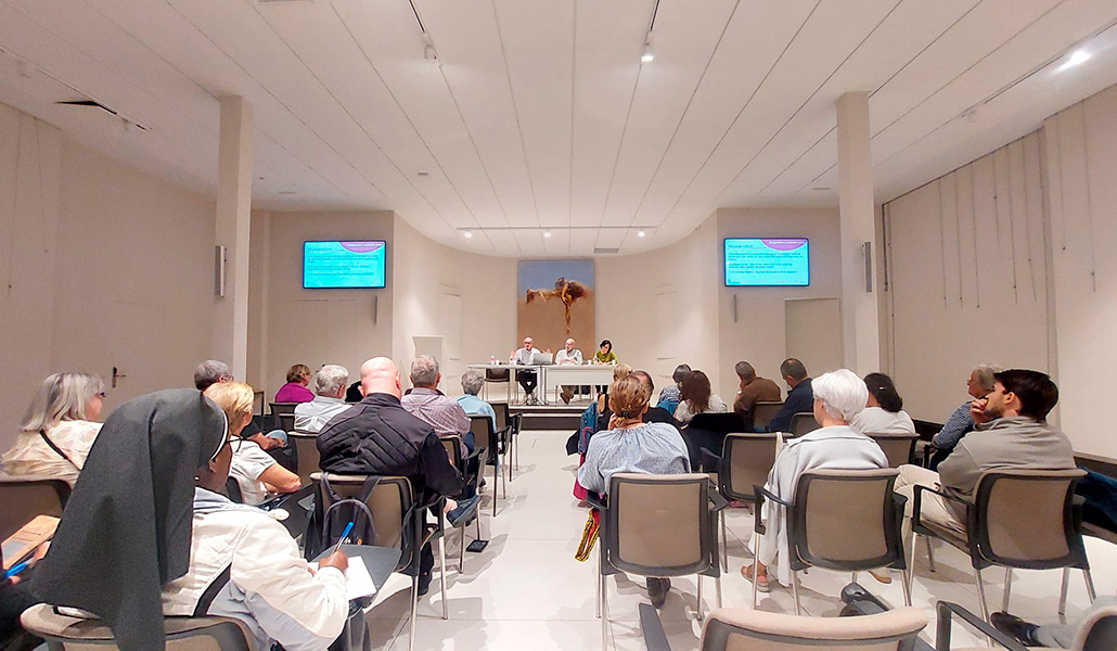 Asistentes a esta jornada organizada por la Delegación de Pastoral para el Centro en los salones de la basílica de Jesús de Medinaceli.