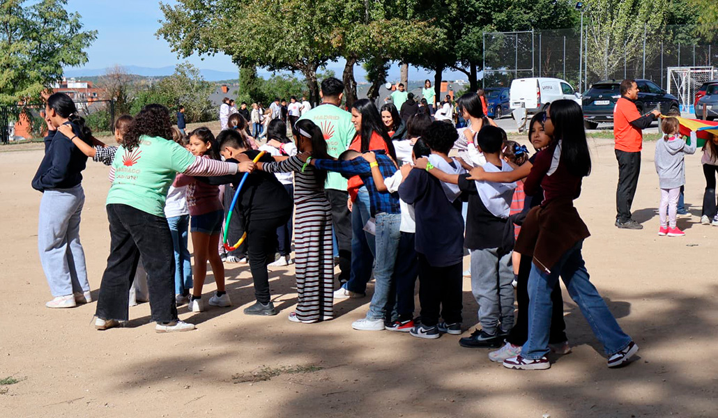 Niños juegan coordinados por los voluntarios de la Delegación de Jóvenes de Madrid.