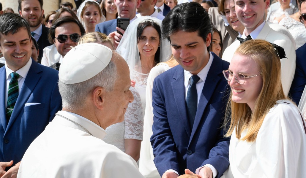 Leó XIV con recién casados el 9 de septiembre en la plaza de San Pedro. Foto: CNS / Vatican Media.
